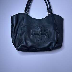 Tory Burch Bombe T East West Tote Black Leather